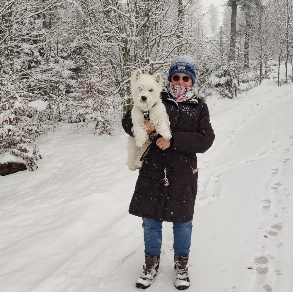 Vera Gold mit Timmy im Schnee