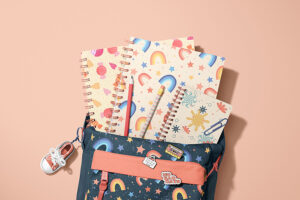 Back-to-School-Mockup mit Rucksack, Spiralheften und bunten Regenbogenmustern – dritter Platz bei der Creatsy Challenge von Vera Gold Design.“