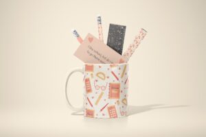Back-to-School-Mockup Tasse Stiften und Lineal