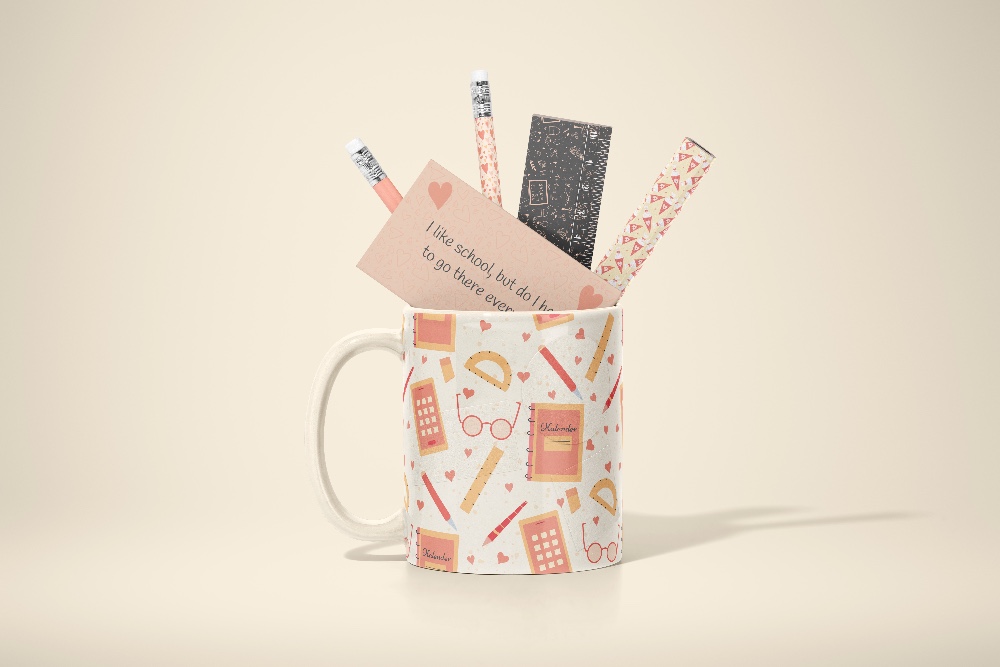 Back-to-School-Mockup Tasse Stiften und Lineal